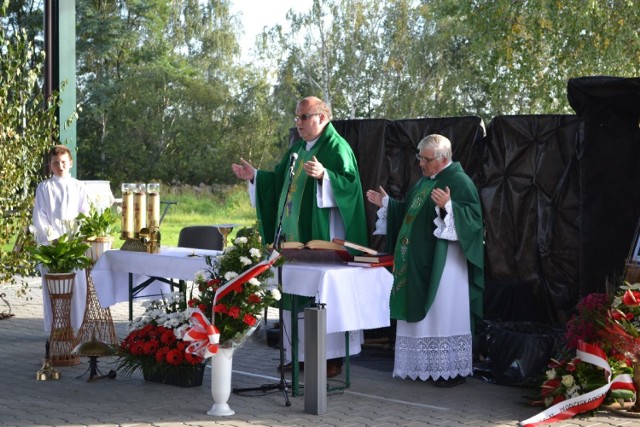 W Krostoszowicach odsłonięto obelisk upamiętniający tragiczny wypadek