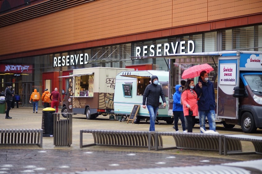 Foodtracki na dziedzińcu Millenium Hall w Rzeszowie. Tak wyglądało wydarzenie w piątkowe popołudnie. Będą tam jeszcze w sobotę