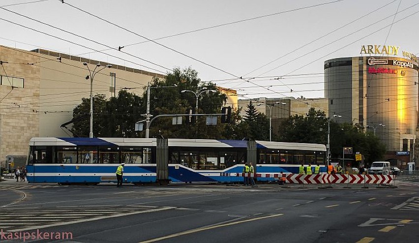 Testy torowiska przed powrotem tramwajów na skrzyżowanie Świdnickiej i Piłsudskiego