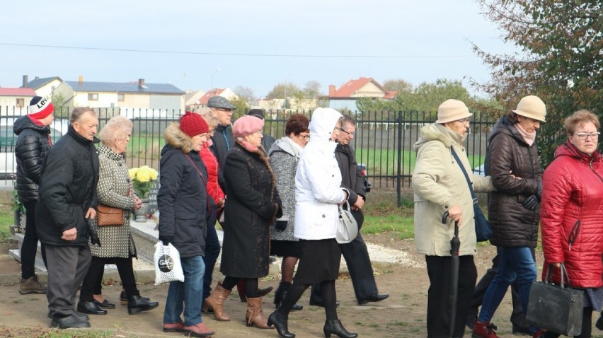 Krobia. Wszystkich Świętych 2020. Odbędzie się msza na cmentarzu, ale bez procesji. Zobaczcie ZDJĘCIA z ubiegłorocznej procesji