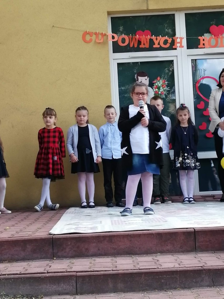 Wyjątkowy "Dzień Rodzinny" w staszowskim przedszkolu numer 8. Były wspaniałe występy i momenty wzruszenia (ZDJĘCIA)
