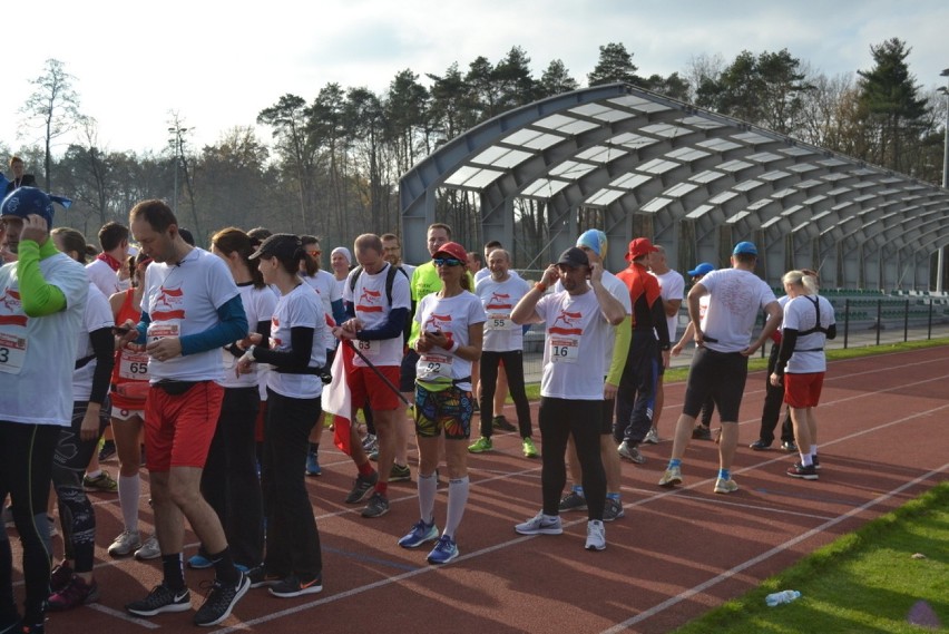 XIII Bieg Niepodległości w Lublińcu. Blisko 100 zawodników pobiegło na 10 km z okazji 100-lecia odzyskania niepodległości ZDJĘCIA