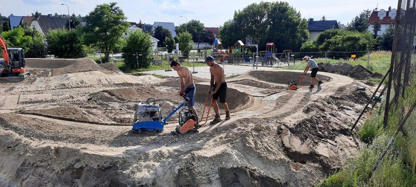 Na Miedzyniu w Bydgoszczy trwa budowa pumptracku, czyli...