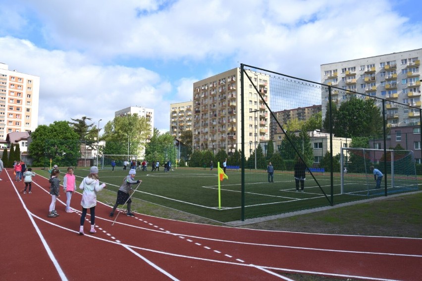 Szkoła Podstawowa nr 40 w Gdyni z nowym wielofunkcyjnym boiskiem. To kolejna inwestycja z Budżetu Obywatelskiego