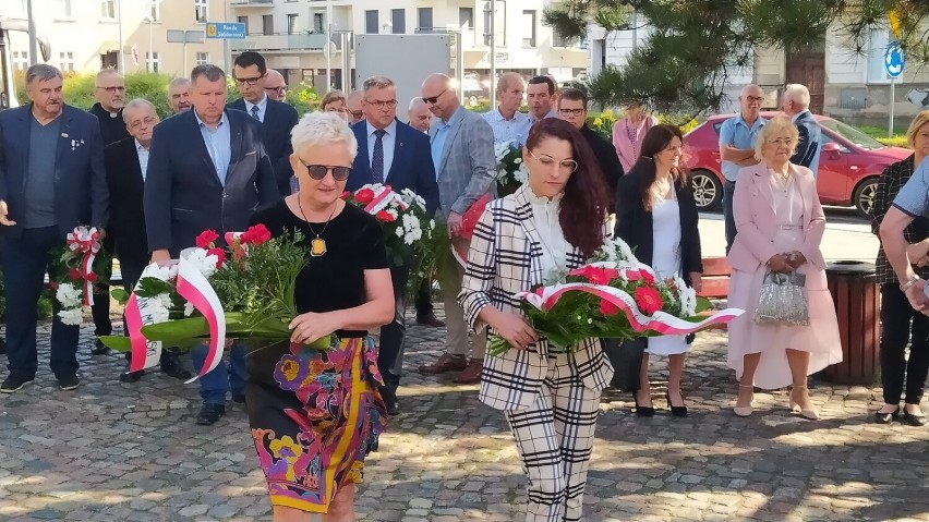 Uroczyste obchody Porozumień Sierpniowych w Lesznie. Wiązanki pod Pomnikiem Solidarności złożyli związkowcy i władze Leszna ZDJĘCIA