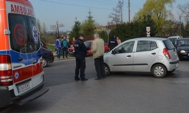 Do zdarzenia doszło  ok. 7. rano. Policja ustala kto zawinił: rowerzysta, czy kierowca samochodu osobowego?