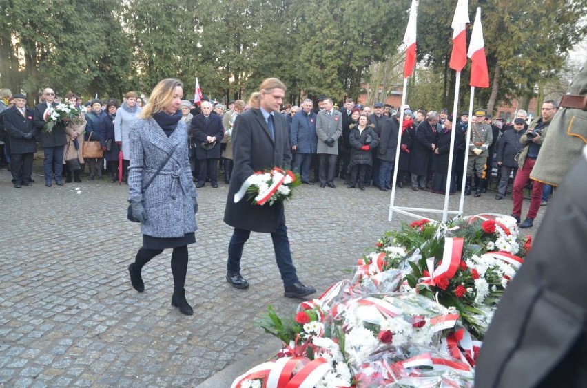 Biało-czerwona flaga poniesiona ulicami Gniezna