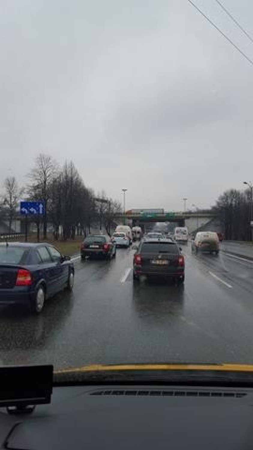 Katowice: Samochód dostawczy uderzył w barierki. Spore korki na DTŚ
