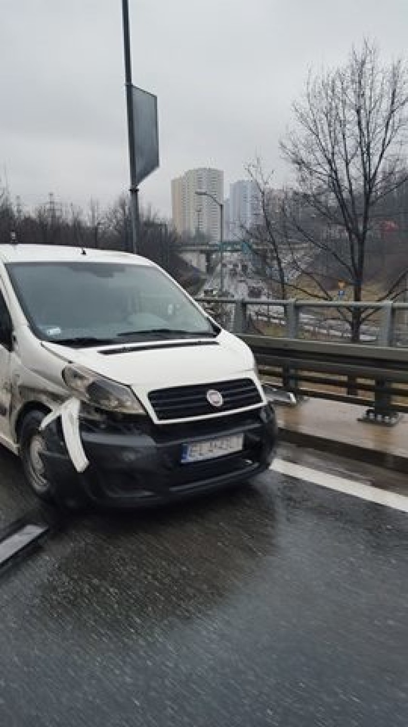 Katowice: Samochód dostawczy uderzył w barierki. Spore korki na DTŚ