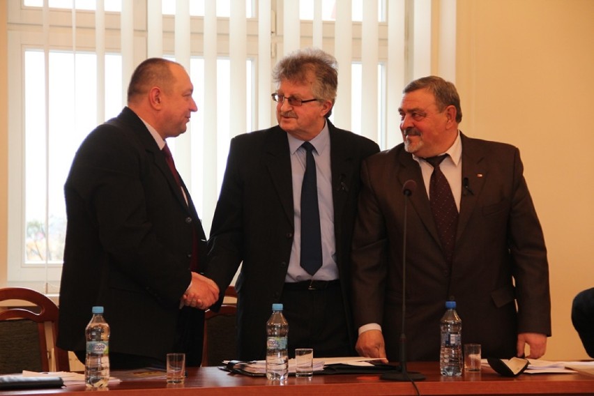 Kazimierzowi Cichoniowi (w środku) gratulują radni Mieczyław...