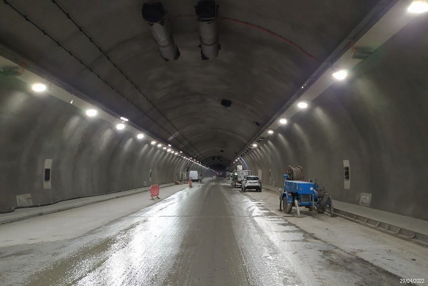 Zakopianka. Wielkie zmiany w tunelu pod Luboniem Małym. Trwa asfaltowanie jezdni. Do otwarcia jednak daleko. Nowe zdjęcia