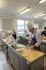Młode talenty gastronomii w małopolskim konkursie. Zawodników oceniało 40 jurorów