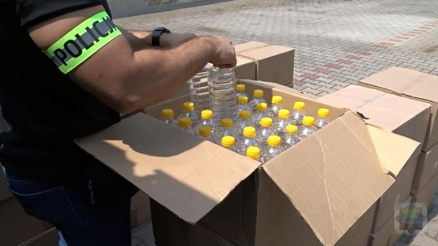 Na targowisku w Brzegu policjanci i celnicy zabezpieczyli prawie 800 litrów trefnego alkoholu 