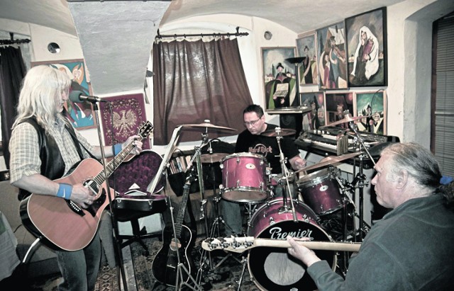 David Stepien (pierwszy z lewej) grał we Francji, Anglii, Szkocji. Teraz tworzy nową płytę w Środzie Śl.