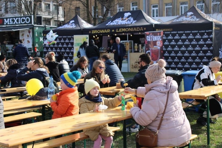 W słoneczna pogodę radomianie tłumnie wybrali się na plac...