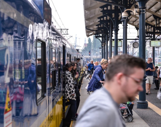 Jesteśmy przewoźnikiem, który w Polsce ma jeden z najstarszych o ile nie najstarszy tabor. Średnia wieku naszych pociągów to ok. 35 lat. Nic więc dziwnego, że składy, mimo regularnych przeglądów i napraw, psują się dość często - mówi rzecznik SKM