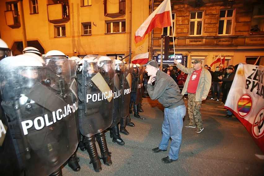 5 osób rannych, 13 osób zatrzymanych na Marszu Niepodległości we Wrocławiu [FILMY, ZDJĘCIA]