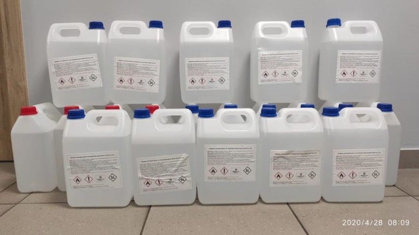 Śremscy strażacy otrzymali 100 litrów płynu do dezynfekcji