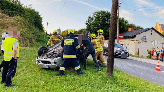 24-letni kierowca daewoo matiza uderzył w znak i dachował na ulicy Dubois w Brześciu Kujawskim.