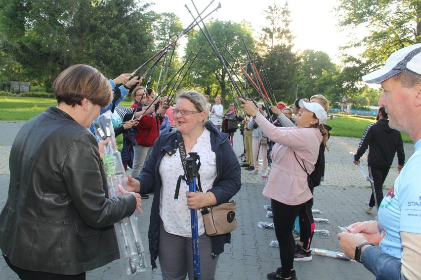 Kijki do nordic walking dla uczestników trzeciej edycji brzezińskiego programu "Marsz po zdrowie"