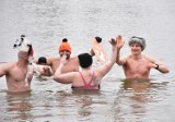 Morsy charytatywnie w Malborku dla dwóch dziewczynek. To maraton 12-godzinnej kąpieli w zimnym Nogacie [ZDJĘCIA cz. 1]