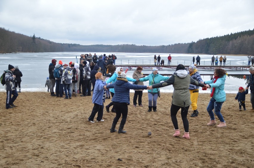 Rekordowa frekwencja podczas 9 Zanurzenia w Wodzie na plaży jeziora Łobez w Białym Borze (FOTO, VIDEO)