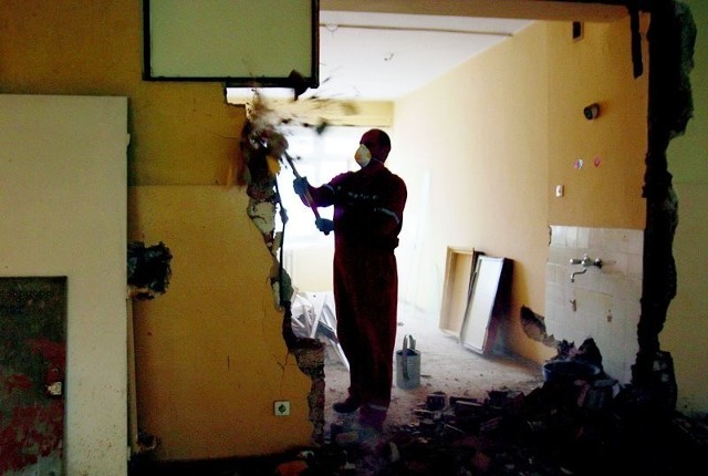 Budowlańcy usuwają stare ścianki działowe, bo zmieni się układ pomieszczeń na oddziale