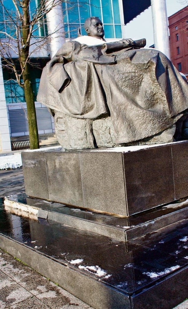 Z pomnika Cyryla Ratajskiego odpadło już kilka  płytek granitowych