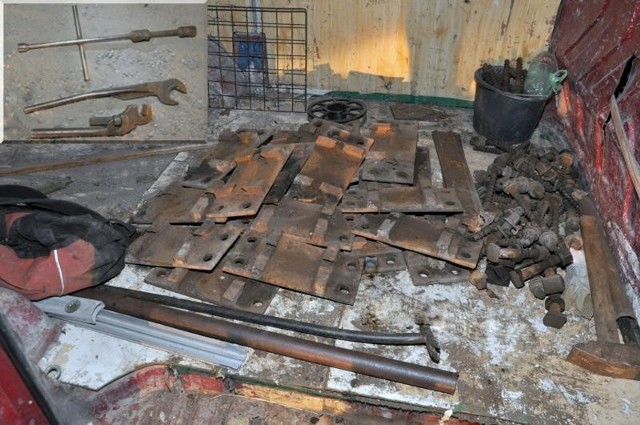52-letni mieszkaniec Kraśnika pod osłoną nocy rozkręcał elementy nieczynnej bocznicy kolejowej. Metal chciał sprzedać na złom.