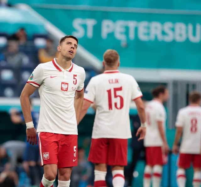 Nie milkną echa po pierwszym meczu Polaków na Euro 2020. Reprezentacja Polski w fatalnym stylu przegrała ze Słowacją. Internauci nie mają litości dla naszych kadrowiczów. Pojawiła się petycja, w której domagają się oni pozbawienia reprezentantów wynagrodzenia za udział w turnieju.