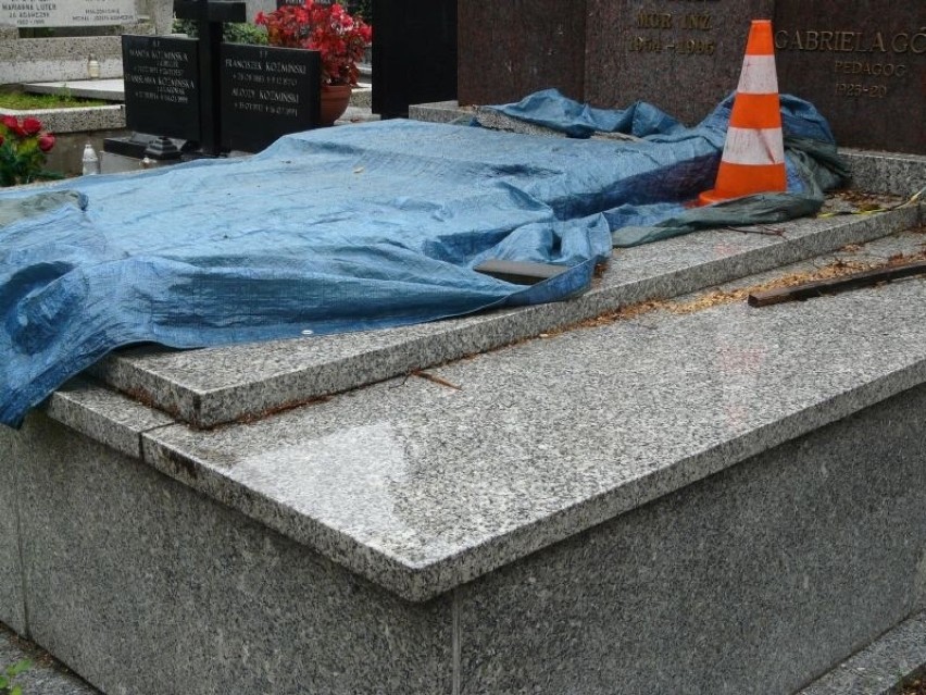 Pabianicki cmentarz miesiąc po nawałnicy. Nadal wiele nagrobków jest zniszczonych ZDJĘCIA