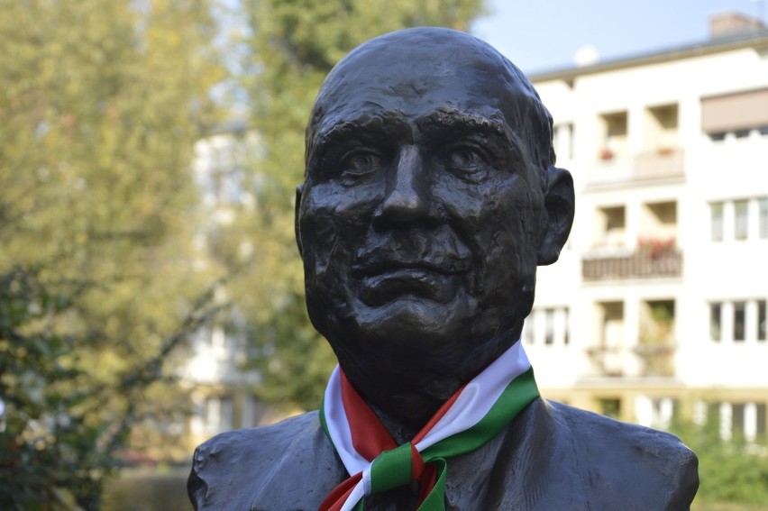 Zenon Bauer: „prezydent” Gorzowa (przewodniczący Prezydium Miejskiej Rady Narodowej, 1958-1969), miał już dwa pomnik. Oba to zasługa Towarzystwa Miłośników Gorzowa. Z pierwszego pomnika skradziono głowę. Drugi odsłonięto w 2018 r.