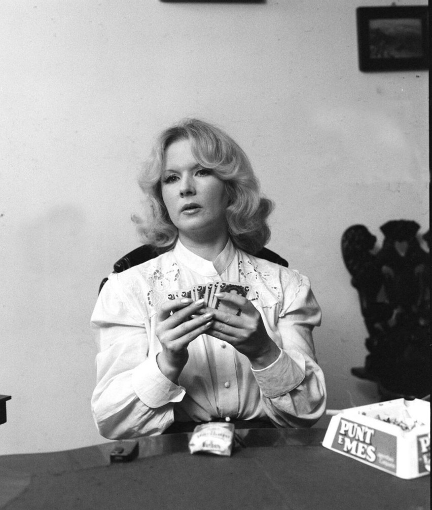 Halina Kowalska przy stole gra w karty.