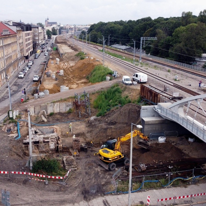 Kraków. Ulica Halicka zmienia się przez budowę na kolei