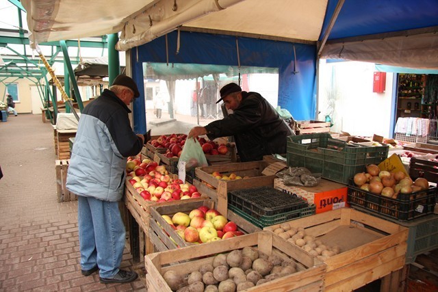Koniński bazar ciągle jest popularnym miejscem zakupów