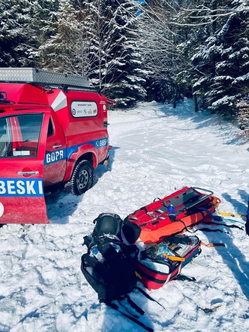 Ratownicy GOPR udzielają pomocy turystom.