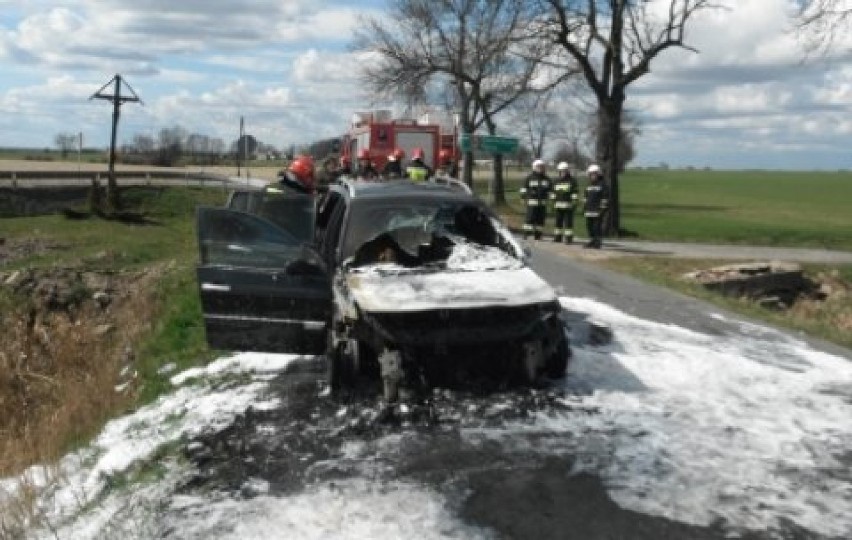 Pawonków: Pożar samochodu osobowego. Płonęła komora silnika [ZDJĘCIA]