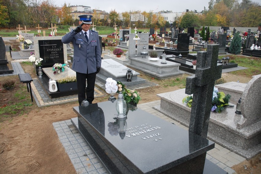 Komendant uczcił pamięć zmarłych policjantów i pracowników policji
