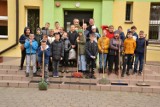 Uczniowie w Kikole posadzili krokusy, by upamiętnić dzieci – ofiary Holokaustu