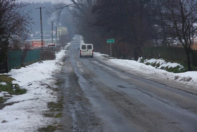 Droga z Sycowa przez Święty Marek i Biskupice do Drołtowic jest zimową zmorą kierowców. Tu codziennie po kilka aut ląduje w rowie