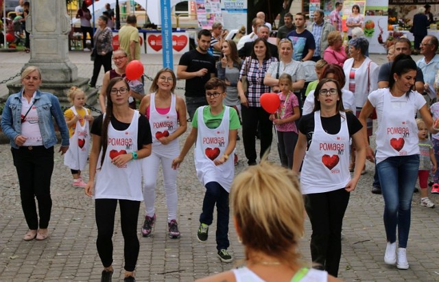 Wspólny trening w rynku z instruktorkami fitness dostarczył uczestnikom wiele pozytywnej energii. W ćwiczeniach uczestniczyły między innymi Małgorzata Wypychewicz (trzecia od lewej) i Iwona Dobosz (pierwsza z prawej).