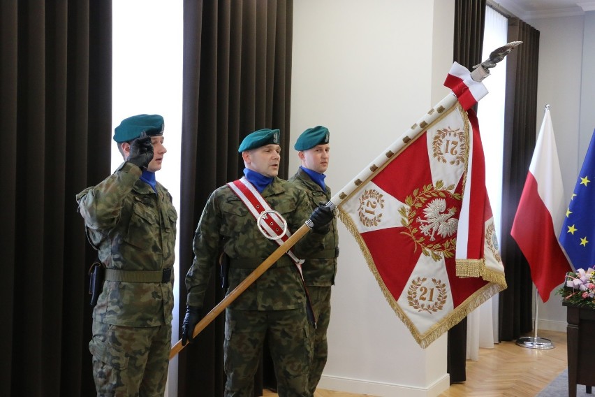 Komendant WKU w Jarosławiu i starosta wręczyli patenty oficerskie oraz medale za zasługi dla obronności kraju