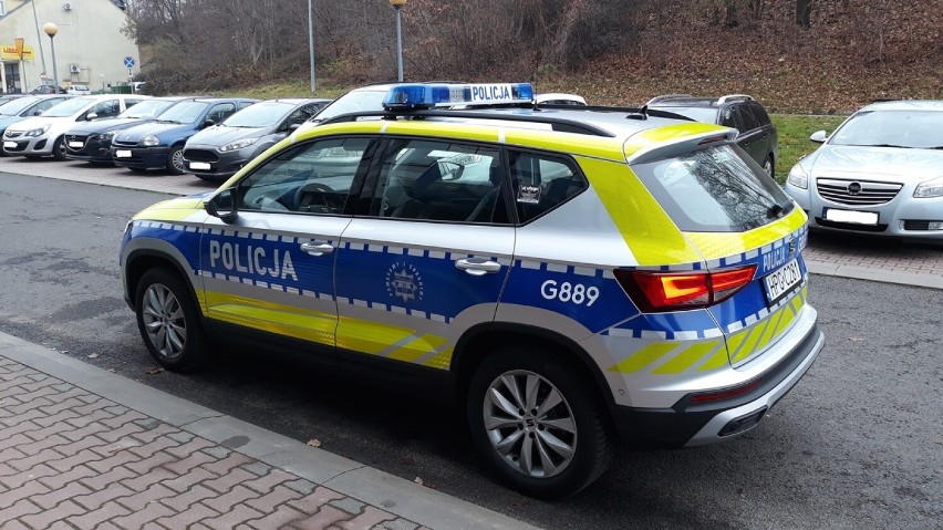 Pachnący nowością radiowóz w nowych barwach zasili KPP w Gorlicach. Nad Klimkówkę trafi też nowa łódź dla wodnego patrolu