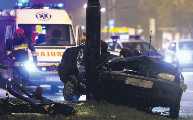 Fiat siena na zgierskich numerach rejestracyjnych uderzył w stojącą na poboczu latarnię. Kierowca zginął na miejscu.