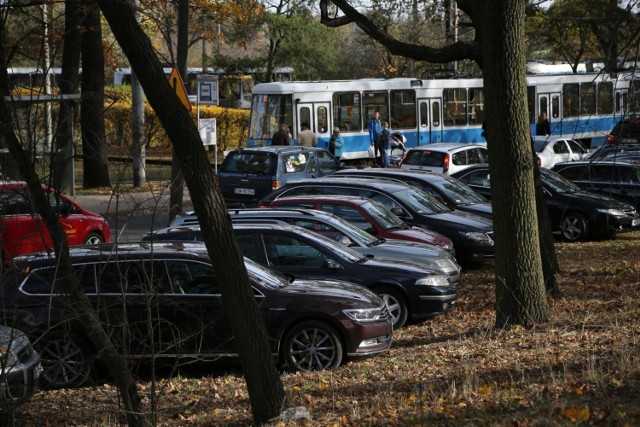 Kto parkuje swój samochód we Wrocławiu, ten wie, że to mnie lada wyzwanie. Często zostawienie samochodu zgodnie z przepisami jest niemożliwe, bo wszystkie dostępne miejsca są już zajęte. Kierowcy w desperacji i pośpiechu porzucają swoje auta gdzie popadnie, licząc na to, że tym razem mandat ich ominie. Jednak wrocławianie są bardzo wyczuleni na takie działania i sami często dzwonią do straży miejskiej czy policji, by zgłosić kłopot. Właśnie na podstawie ich zgłoszeń działa policyjna Krajowa Mapa Zagrożeń Bezpieczeństwa. Sprawdziliśmy w niej zgłoszenia (od 2017 roku do dziś) dotyczące parkowania samochodów i łamania przy tym przepisów. Okazuje się, że miejsc, gdzie kierowcy pozwalają sobie na zbyt wiele jest we Wrocławiu mnóstwo. Oto najpopularniejsze lokalizacje z liczbą potwierdzonych zgłoszeń od mieszkańców do policji.

ZOBACZ W GALERII GDZIE NAJCZĘŚCIEJ ŁAMANE SĄ PRZEPISY PRZY PARKOWANIU - PO GALERII NAJŁATWIEJ PORUSZAĆ SIĘ PRZY POMOCY STRZAŁEK LUB GESTÓW NA TELEFONIE