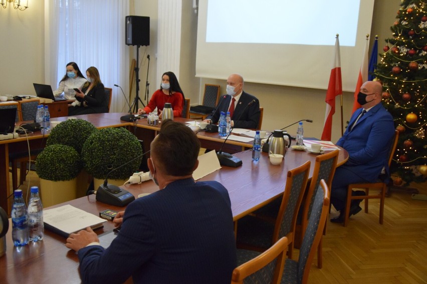 Wieluń. Nowy radny powiatowy Damian Pęcherz złożył ślubowanie. Został też wiceprzewodniczącym rady FOTO, VIDEO