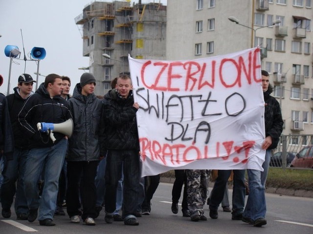 29.11.2008. Kielce, ul. Grunwaldzka, manifestacja w miejscu śmierci dziewczynki, zabitej na przejściu dla pieszych przez rozpędzonego kierowcę.