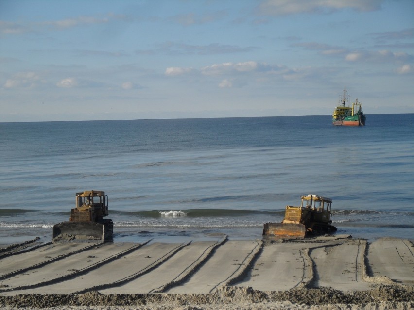 Postępują prace refulacyjne na plaży w Ustce. Znaczne...