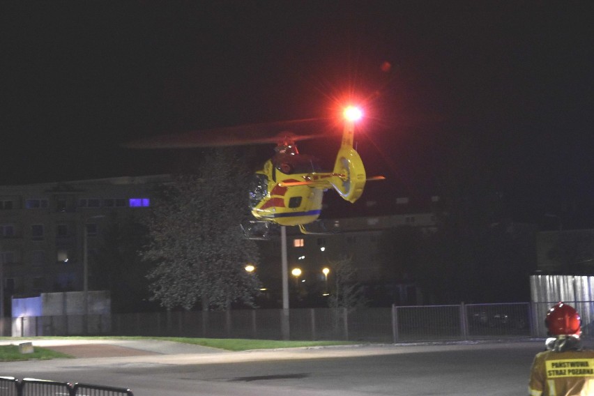 Malbork. Wieczorne lądowanie śmigłowca LPR na ulicy Wybickiego. Pomocy potrzebował mężczyzna porażony prądem