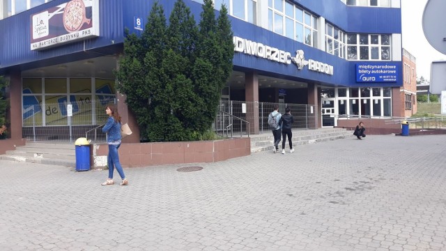 Główne wejście do dworca autobusowego przy ulicy Beliny - Prażmowskiego w Radomiu zostało całkowicie zagrodzone.